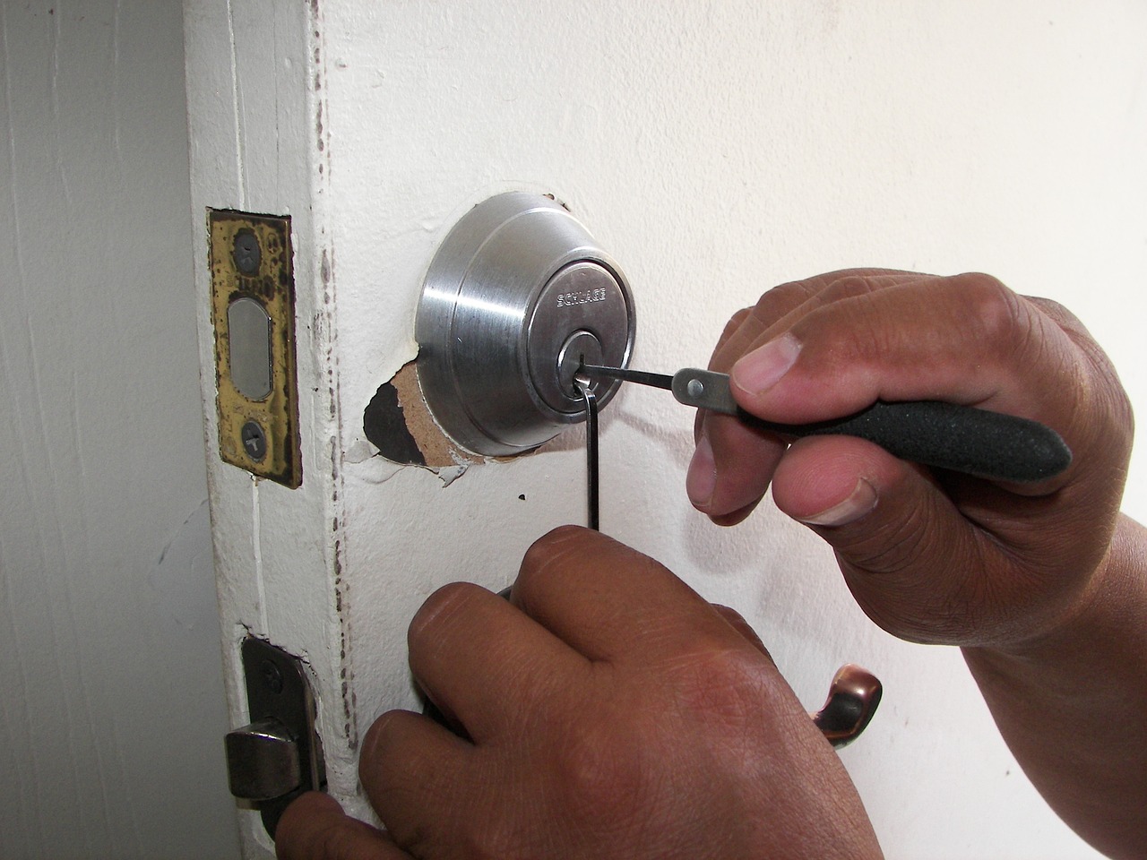Why You Should Use a Residential Locksmith Service